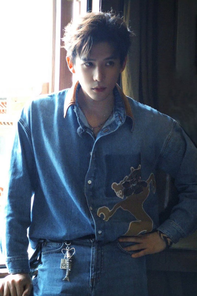 [07.26.2025] #WangAnyu Studio Weibo Update

Somewhere beyond the mountains and seas, a cool #WangAnyu appears—rocking those shades 😎

🔗weibo.com/7872163367/519…

#王安宇 #หวังอันอวี่ #왕안우 #vuonganvu #ワンアンユー