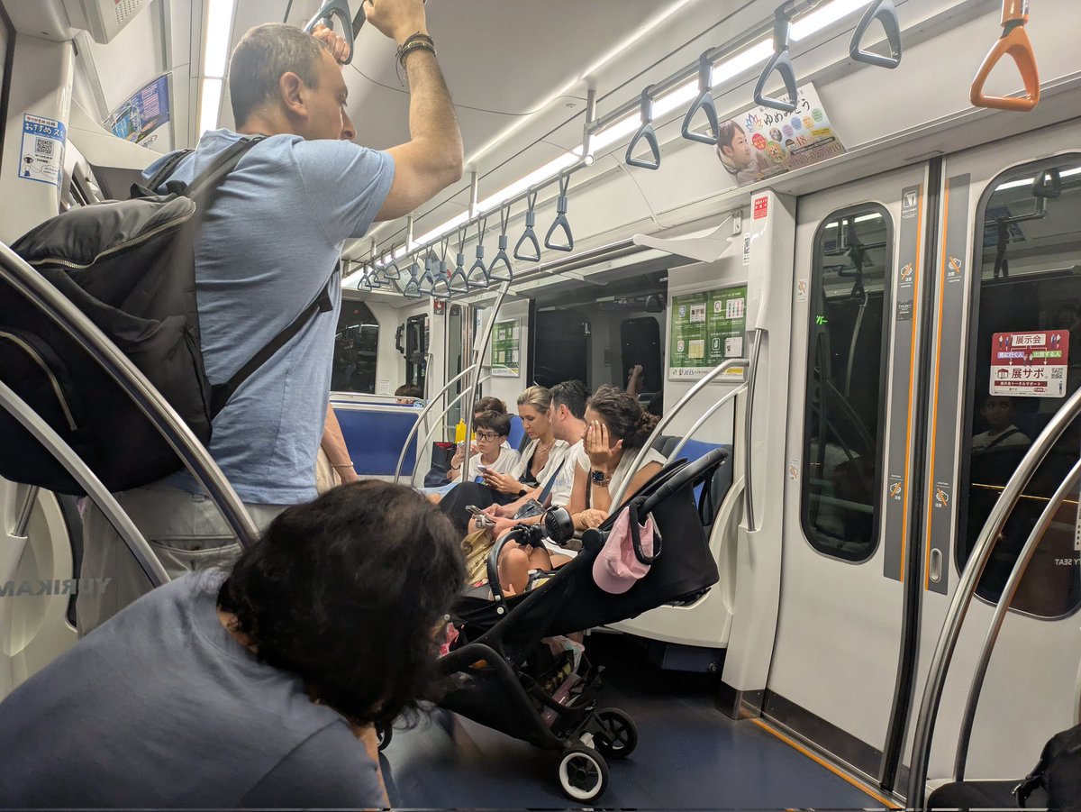 NorihikoLee's tweet photo. 出張帰りでゆりかもめ最終列車
この車両に外国人16人日本人1人
どこの国に来たのかという感じ https://t.co/2JTr6eMRDA