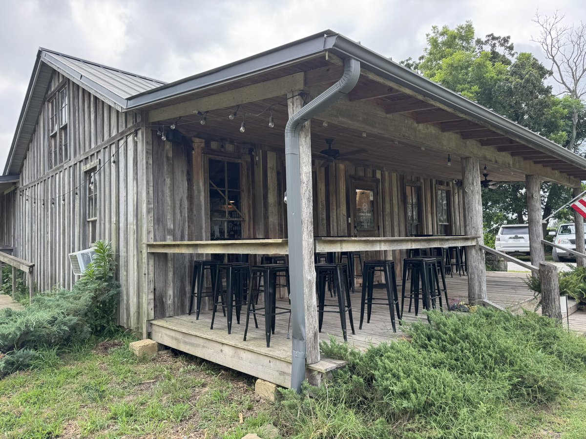 EmanBotl's tweet image. Would you stop and have lunch at this shack?