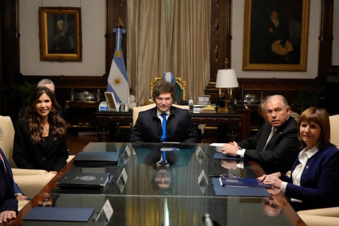 🇺🇸🇦🇷 | FENÓMENO BARRIAL

Milei con la Secretaria de Seguridad Nacional de los Estados Unidos, Kristi Noem, en su despacho en Casa Rosada.