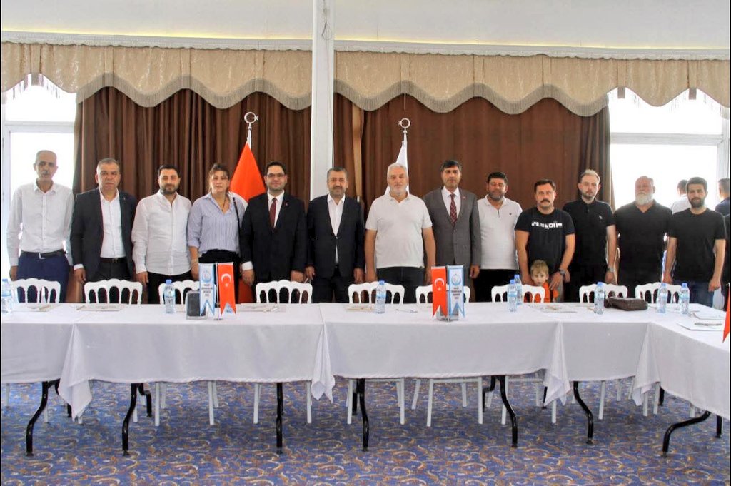 Ahmet Zeynel Mahli, Halep Türkmenleri Derneği’nde Güven Tazeledi. 

Halep Türkmenleri Derneği’nin 4. Olağan Kongresi başarıyla gerçekleştirildi. Kongrede mevcut başkan Ahmet Zeynel Mahli, oy birliğiyle yeniden başkanlığa seçilerek güven tazeledi.

Kongre sonrası bir teşekkür