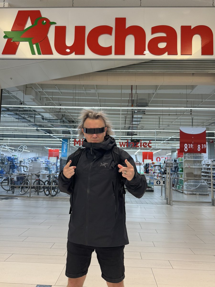 johnbbeta's tweet image. Just a quick interchange mission to loot some cash registers 😎
@bstategames @tarkov #tarkov
