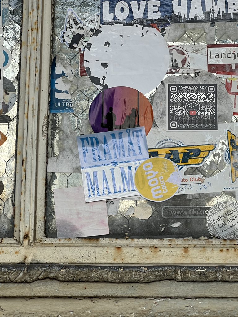 beckst96's tweet image. Någonstans högst upp på St Peters kyrkan