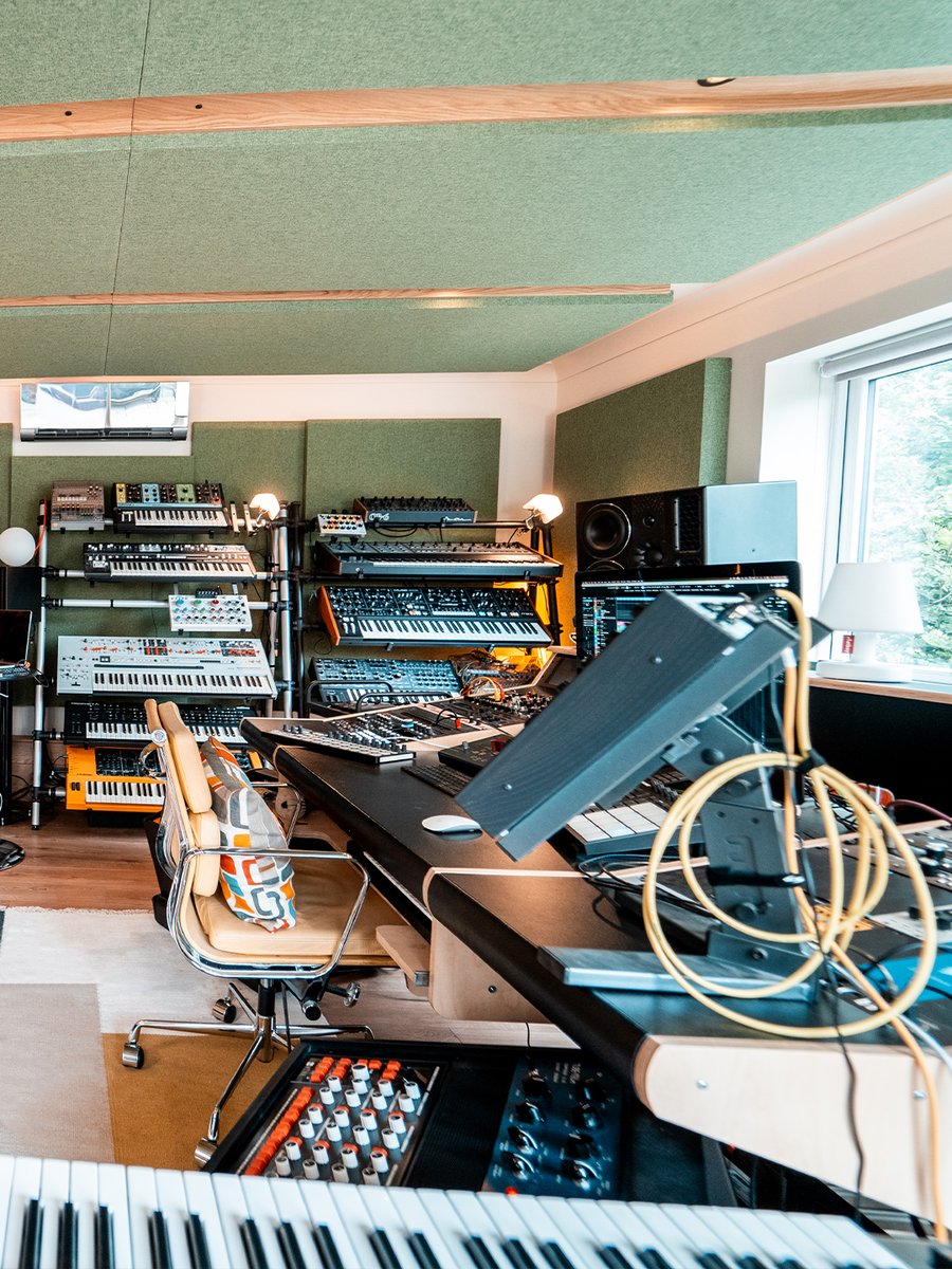 milocostudios's tweet photo. Checkout the latest job complete by Miloco Builds; this stunning production suite for Luke Solomon 🛠️ The natural light in this one makes it particularly special, so good to see it all kitted out!

Your dream studio starts here, 📩 hello@milocobuilds.com https://t.co/MnQw4re2qs