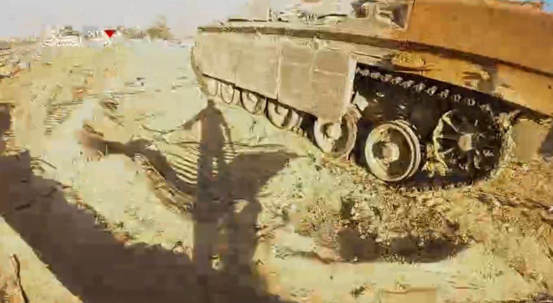 عاش ظلك✌️✌️
ظل مقاتل من القسام على مسافة صفرية من دبابة الاحتلال التي نسفها بعد وضع عبوة "العمل الفدائي" بداخلها في كمين بخانيونس.
#غزه_تباد_وتحرق 
#WEURO2025