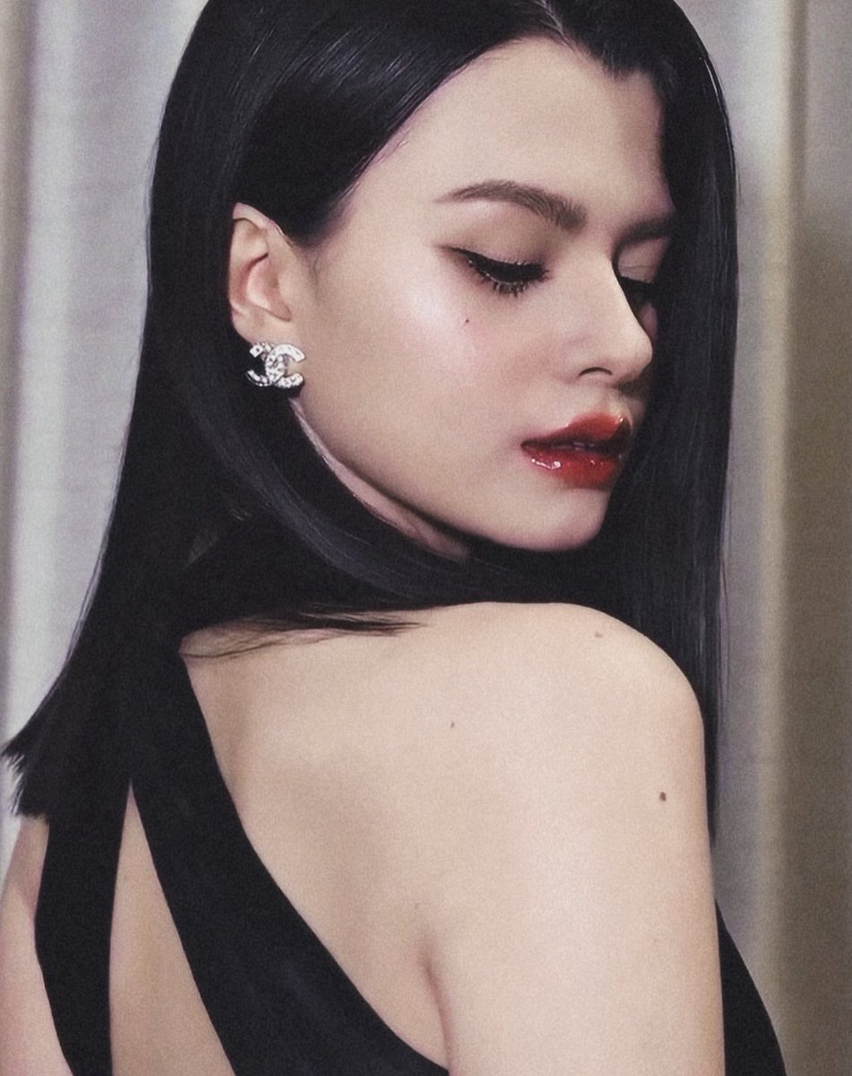 bemybec's tweet image. wanna slide down her perfect nose