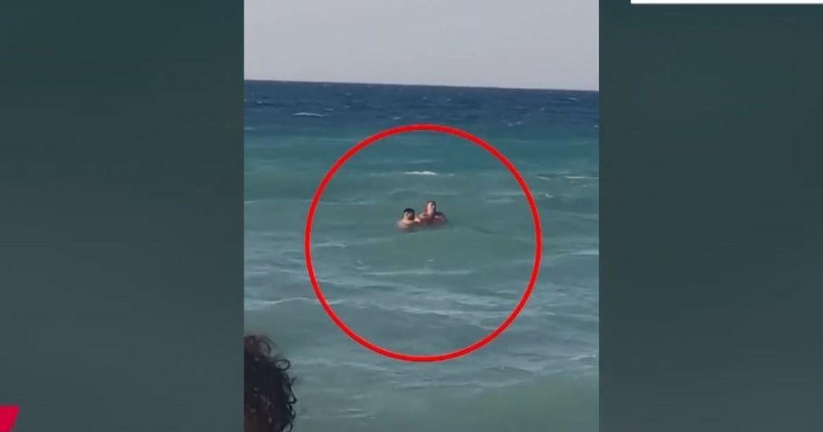 TheTOC_gr's tweet image. Κρήτη: Βίντεο ντοκουμέντο - Η στιγμή που ο σερβιτόρος βουτάει στη θάλασσα για να σώσει λουόμενο που πνίγεται thetoc.gr/koinwnia/artic…