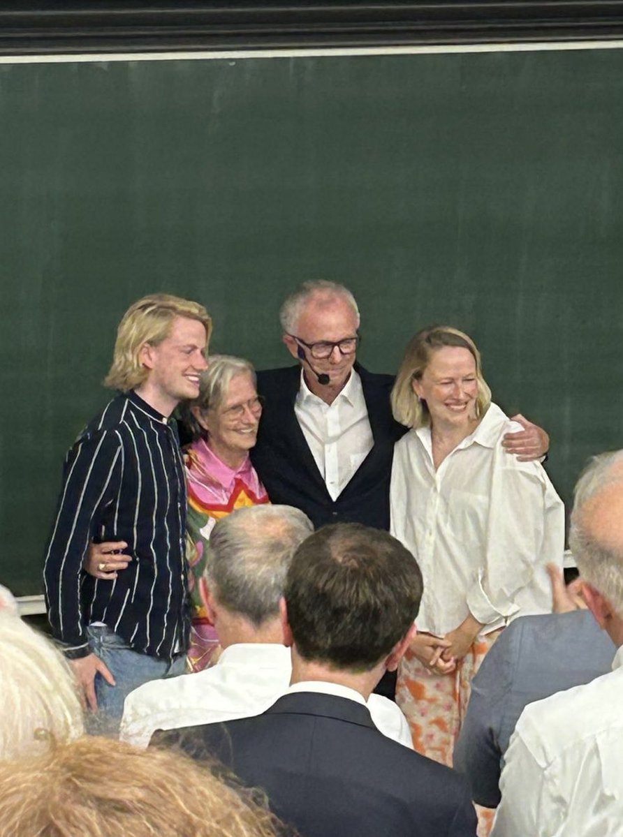 KlinPharm's tweet image. A heartfelt thank you from KlinPharm to Prof. Stefan Endres for a lifetime of leadership 🥂@LMU_Muenchen @Harvard_Imm