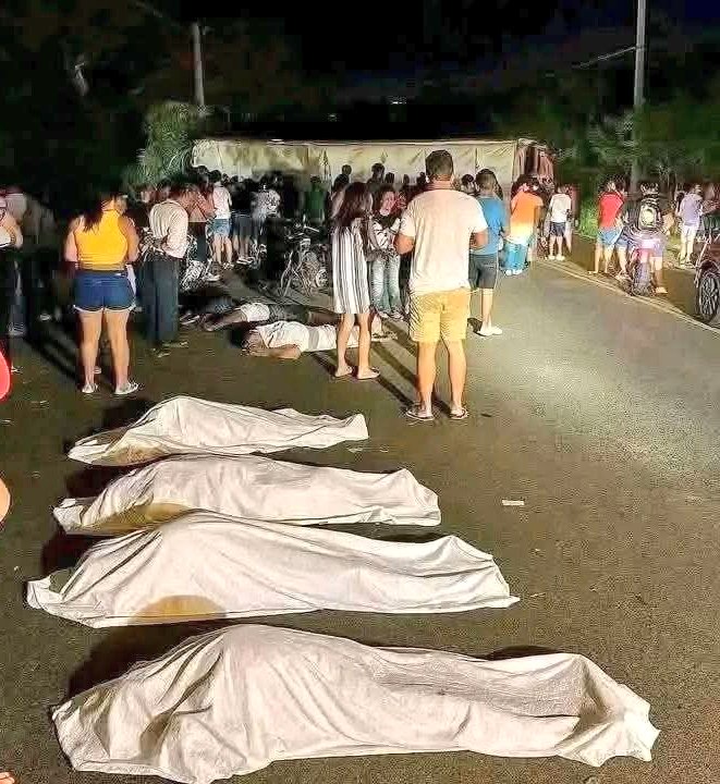 Terrible cierre de feriado. Un grupo de sicarios disparó indiscriminadamente contra unas 40 personas reunidas en una cantina de la parroquia Guayas, en El Empalme, dejando 17 personas asesinadas y 14 heridas. Los cuerpos fueron llevados a la morgue de Quevedo.