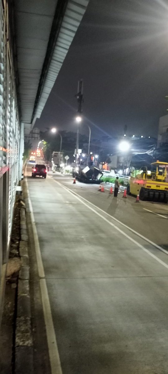 PT_Transjakarta's tweet image. #INFOTRANSJAKARTA | Koridor 2 dan Rute 2A mengalami pengalihan rute dikarenakan adanya perbaikan jalan di sekitar galur. Sementara arah Pulogadung tidak melayani Halte Galur . #JAKI #PerluTahu #Koridor2 #Rute2A
