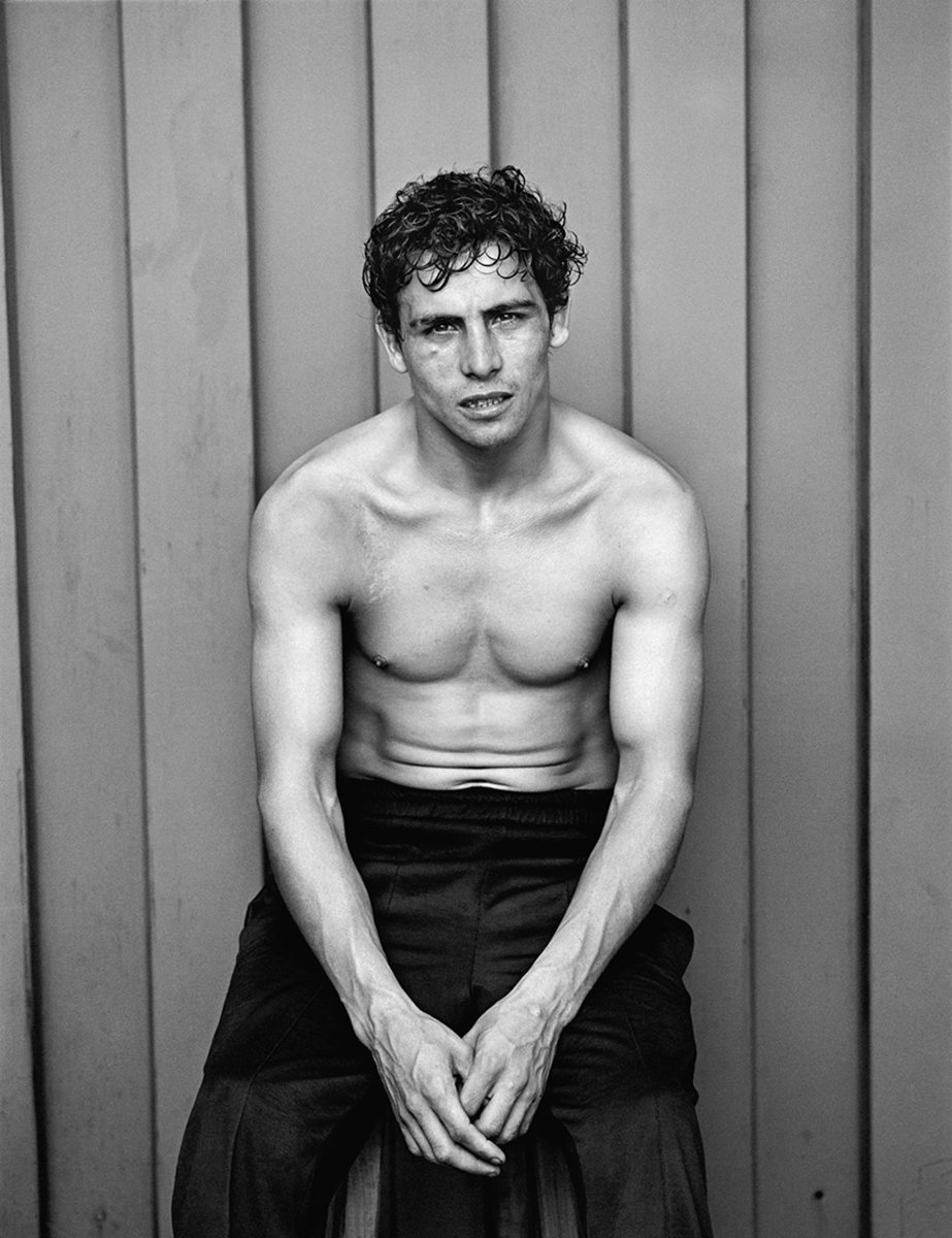 🥊 Boxers. The Fight Against the Angel (1987) by Paz Errázuriz reveals the raw vulnerability behind the strength. 

🔗 Plan your visit at mkgallery.org

📸 Paz Errázuriz, Boxer VI (1987) from the series Boxeadores. Colecciones Fundación MAPFRE © Paz Errázuriz