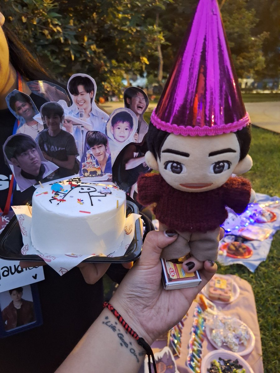 singtoperufc's tweet photo. 𝗦𝗜𝗡𝗚𝗧𝗢’𝘀 𝗖𝗛𝗔𝗣𝗧𝗘𝗥 𝟯𝟭: 𝗣𝗜𝗖𝗡𝗜𝗖 🎂🇵🇪

We celebrated @stjinx_maya’s birthday with a lovely picnic full of joy, sweets and love. From Peru, we made this day a little brighter just for you✨️

31 years of talent, heart and bright💖

#SingtoBD2025
#SingtoPrachaya https://t.co/QttZLtss9F
