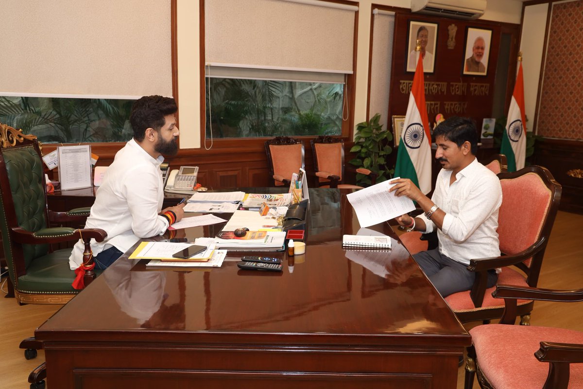 roat_mla's tweet photo. आज केन्द्रीय मंत्री @iChiragPaswan जी से मिलकर संसदीय क्षेत्र बांसवाड़ा-डूंगरपुर में फूड प्रोसेसिंग इनफ्रास्ट्रक्चर, कोल्ड स्टोरेज एवं अन्य समस्त योजनाओं को आदिवासी बाहुल्य क्षेत्र में क्रियान्वित को लेकर चर्चा की। https://t.co/ZAGOsOfzQf