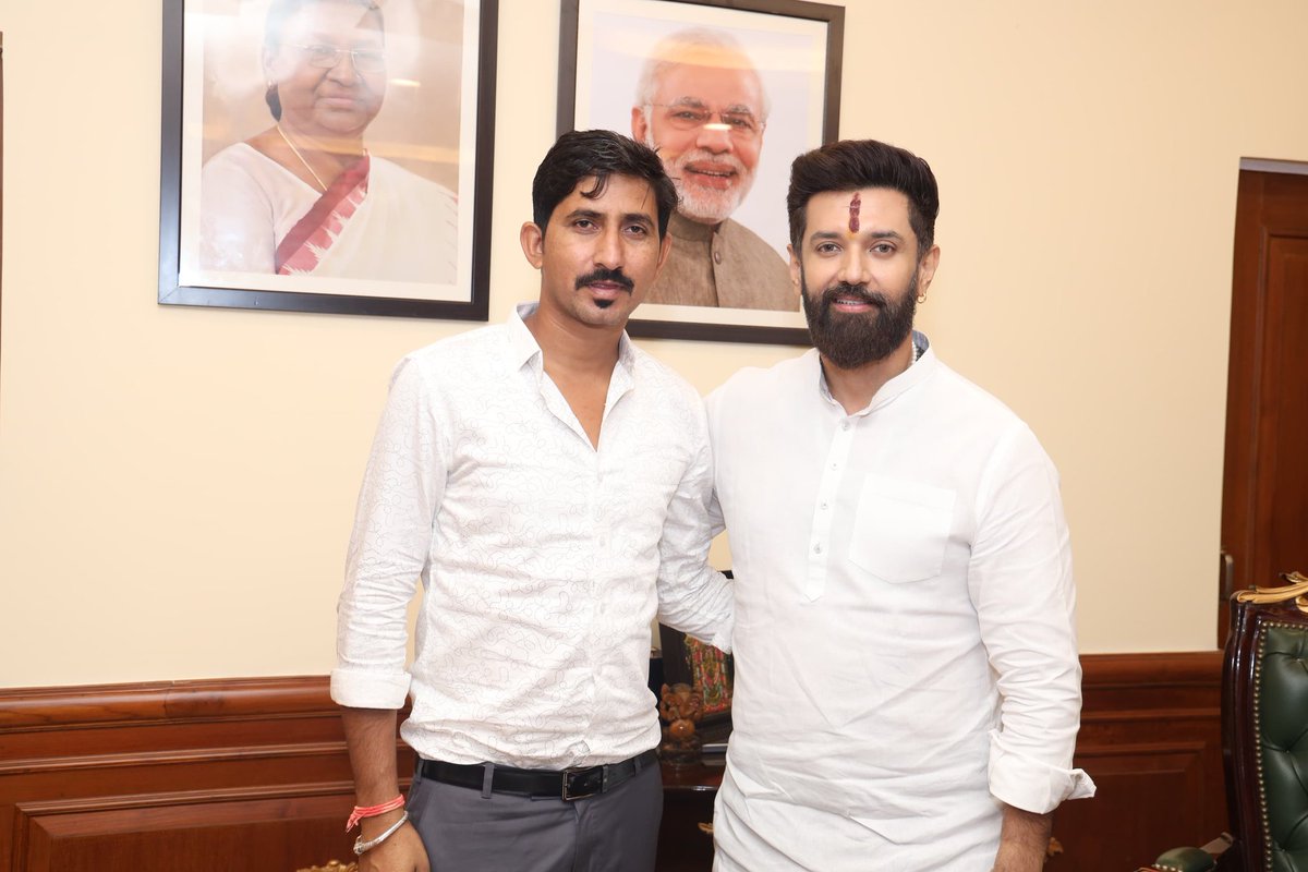 roat_mla's tweet photo. आज केन्द्रीय मंत्री @iChiragPaswan जी से मिलकर संसदीय क्षेत्र बांसवाड़ा-डूंगरपुर में फूड प्रोसेसिंग इनफ्रास्ट्रक्चर, कोल्ड स्टोरेज एवं अन्य समस्त योजनाओं को आदिवासी बाहुल्य क्षेत्र में क्रियान्वित को लेकर चर्चा की। https://t.co/ZAGOsOfzQf