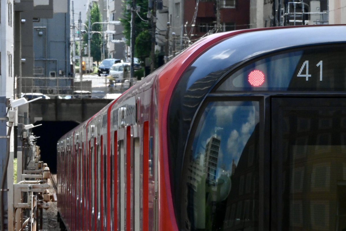hatolier_camera's tweet image. 東京裏路地、夏の陽を浴びて走り抜ける地下鉄。