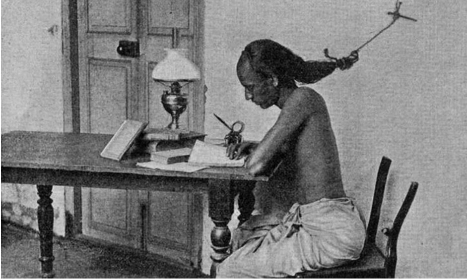 पिंजरे में ही जीता है 
पिंजरे में ही मरता है 
मतलब उसका जाने बिना 
तोता राम-राम करता है...
अक्ल का घोड़ा 
कौन दौड़ाए 
क्यों झूठ-मूठ में 
सिर खपाए 
रेडीमेड जवाबों को
आंखें मूंद कर रटता है...
#रट्टू_तोता #तोता_रटंत_विद्या 
#रट्टा_मार #छात्र #विद्यार्थी 
#प्रतिभा #मेरिटधारी #मेधावी