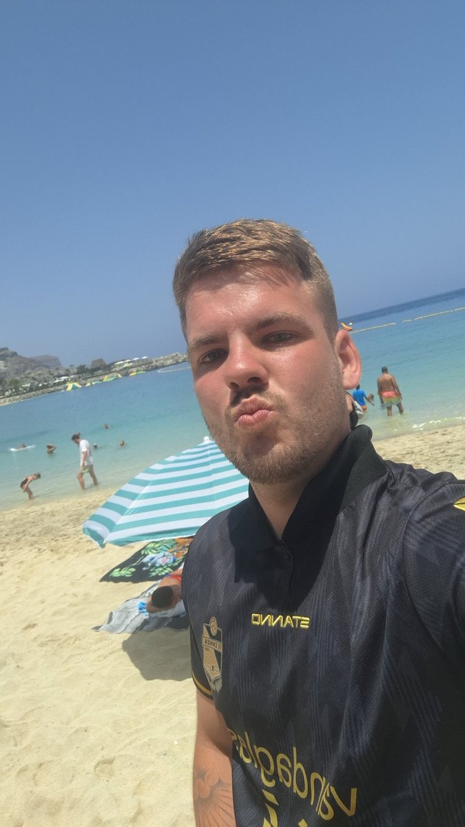 rowanhit's tweet photo. FC Emmen aanwezig op het strand in Gran Canaria #fcemmen https://t.co/EGvvmiQOgz