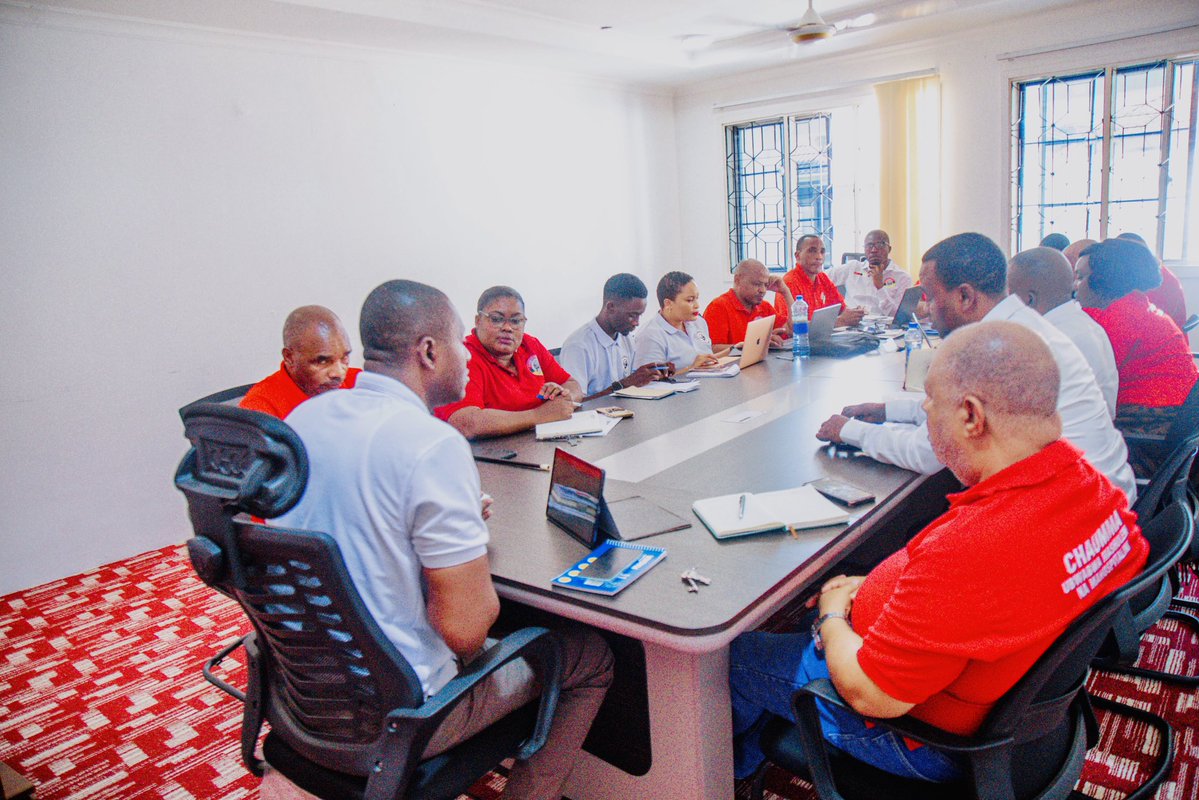 ChaummaT's tweet image. Katibu Mkuu wa Chaumma Salum Mwalim a kiongozi kikao cha sekretarieti kilichofanyika Ofisi ya Makao Makuu ya chama Hicho Kinondoni Biafra Dar es Salaam. Pamoja na mambo mengine kikao hicho kinapitiamaandalizi ya mkutano Mkuu ambao tarehe na eneo kitatangazwa kesho kwa waandishi…