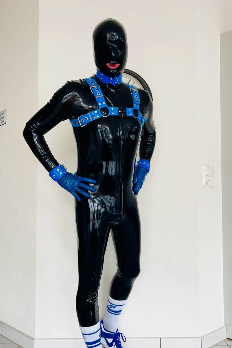 First kinky action after a long time. I'm very happy to be able to wear rubber again.