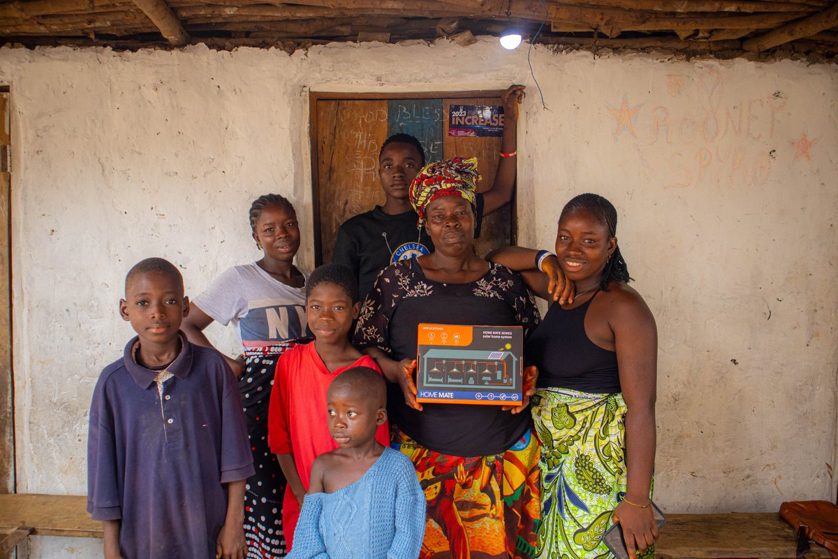 UNDPSierraLeone's tweet image. 🔆 @UNDPSierraLeone has completed the installation of solar lighting systems in 2,183 rural households across Sierra Leone.
Now, families in 6 districts have sustainable & reliable energy to boost education, livelihoods & well-being.
#PartnersAtCore
@FredAmpiah