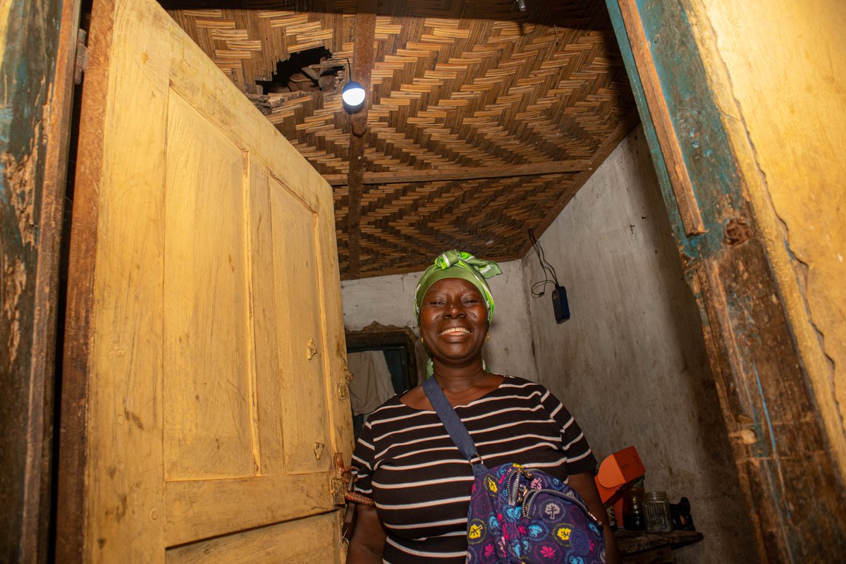 UNDPSierraLeone's tweet image. 🔆 @UNDPSierraLeone has completed the installation of solar lighting systems in 2,183 rural households across Sierra Leone.
Now, families in 6 districts have sustainable & reliable energy to boost education, livelihoods & well-being.
#PartnersAtCore
@FredAmpiah