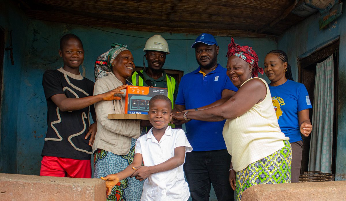 UNDPSierraLeone's tweet image. 🔆 @UNDPSierraLeone has completed the installation of solar lighting systems in 2,183 rural households across Sierra Leone.
Now, families in 6 districts have sustainable & reliable energy to boost education, livelihoods & well-being.
#PartnersAtCore
@FredAmpiah
