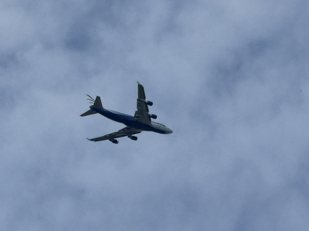 Petr843's tweet photo. @flyrosta Litá pravidelně? Vyfoceno nad Prahou začátkem července. Taky z Bombaje. https://t.co/QzQTbuDtkm