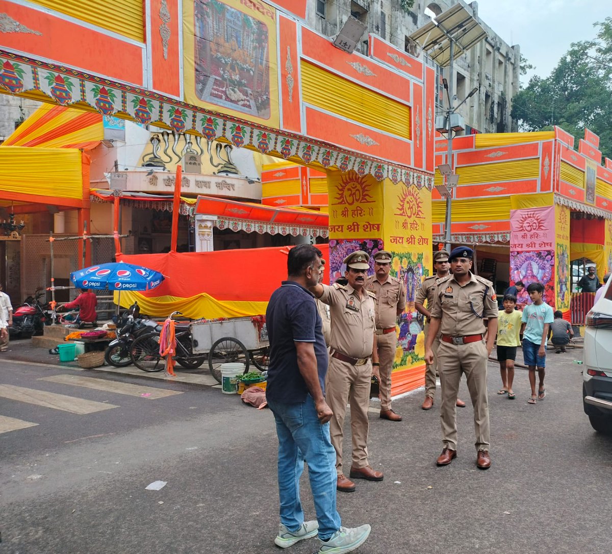 आगामी नागपंचमी पर्व को सकुशल सम्पन्न कराने हेतु आज दिनांक 28.07.2025 को श्रीमान पुलिस उपायुक्त पूर्वी श्री सत्यजीत गुप्ता द्वारा थाना फीलखाना क्षेत्र अंतर्गत श्री खेरेपति बाबा मंदिर का निरीक्षण कर सुरक्षा व्यवस्था का जायज़ा लिया गया।निरीक्षण के दौरान सम्बन्धित अधिकारियों को भीड़