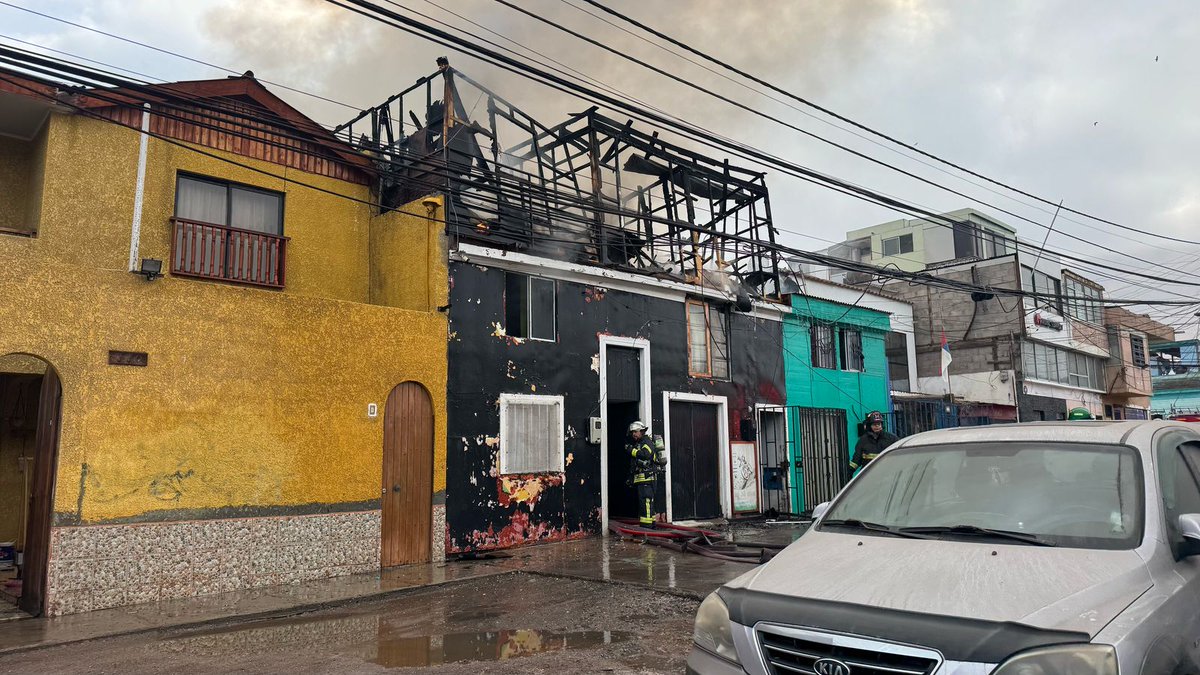 #iquique 
Liceos evacuados: Escasce, Politécnico, Colegio Adventista. Estudiantes en veredas, calles, parques.