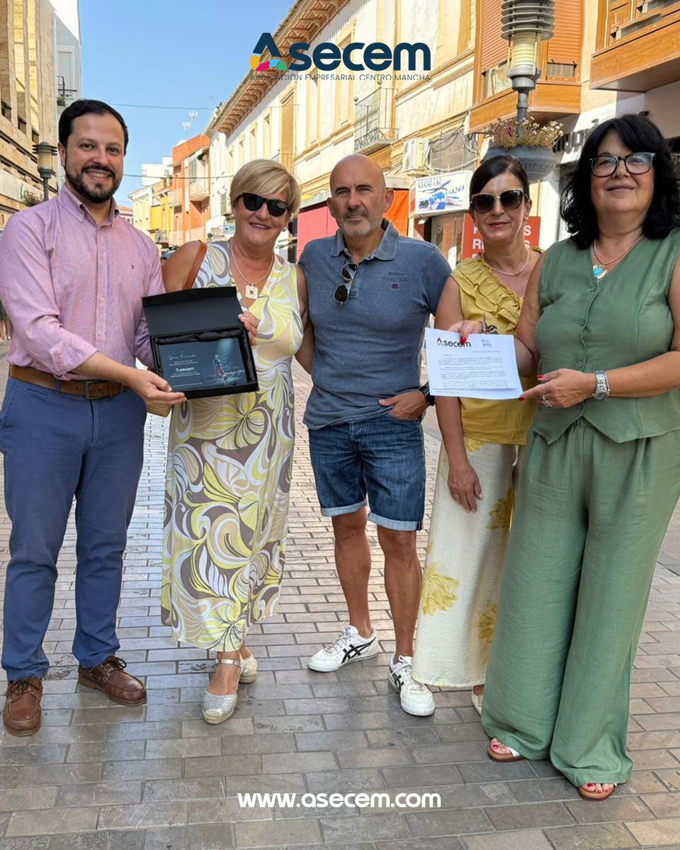 ASECEM1's tweet photo. 🎶 En 2015, ASECEM nombró a Dani Fernández Padrino de Honor del Guiso de las Bodas de Camacho.

Hoy celebramos su merecido título de Hijo Predilecto de Alcázar de San Juan, entregando una distinción a sus padres.

¡Orgullo local! 👏🏼
#ASECEM #DaniFernández #HijoPredilecto https://t.co/6C6wrpFTHz