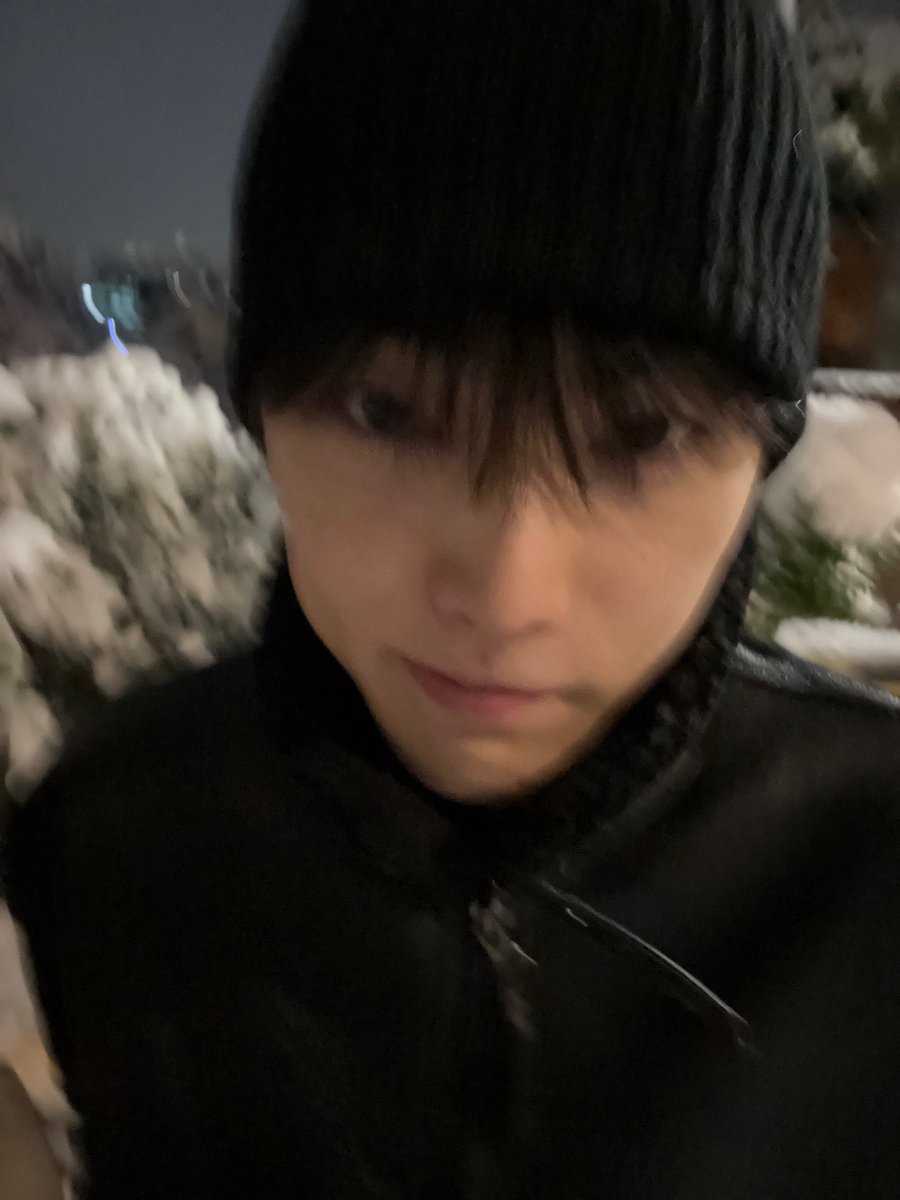 stupidsillycat's tweet image. ขอบคุนหิมะแรกที่พาซึงฮันมาส่งคืนน้า💘❄️