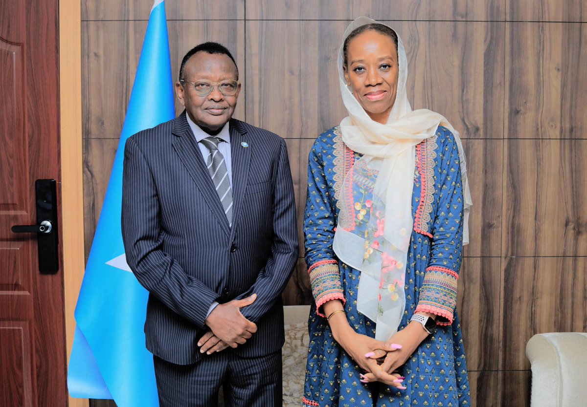 H.E. Ltr Gen. <a href="/Bashir/">بشير الهزيمي</a>, Minister of Environment &amp; Climate Change, welcomed Ms. @Daniels_Ugochi, Deputy Director General of <a href="/UNmigration/">IOM - UN Migration 🇺🇳</a>, during her visit to Somalia. Discussions focused on strengthening cooperation in climate action, resilience, and environmental governance. 1/2