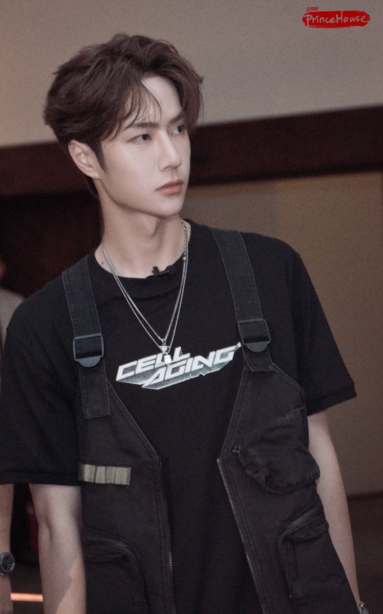 Alalmone's tweet image. โห่ ทรงผม มุมข้าง ใส่สร้อย เสื้อดำ จมูกบาดใจ สันกรามบาดมือมากอะพี่