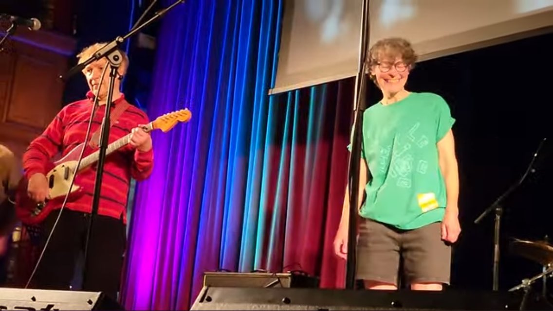 JlQRJcKGCnbZSW3's tweet image. The Pastels - Comin' Through - live @ Glas-Goes Pop, GUU Glasgow 25.7.2025 youtu.be/jCfH_3GWP-U?si… @YouTubeより
グリーンのTシャツの方は
アギーなのかな
