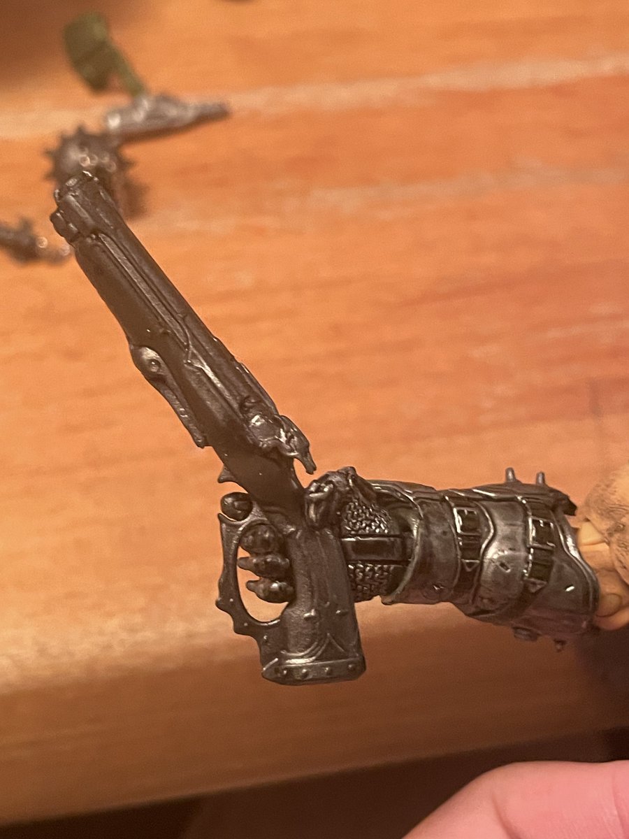 bumblebee200212's tweet image. こういう形状の銃を持つ手は縦に振れないとこうなっちゃうでしょうが！