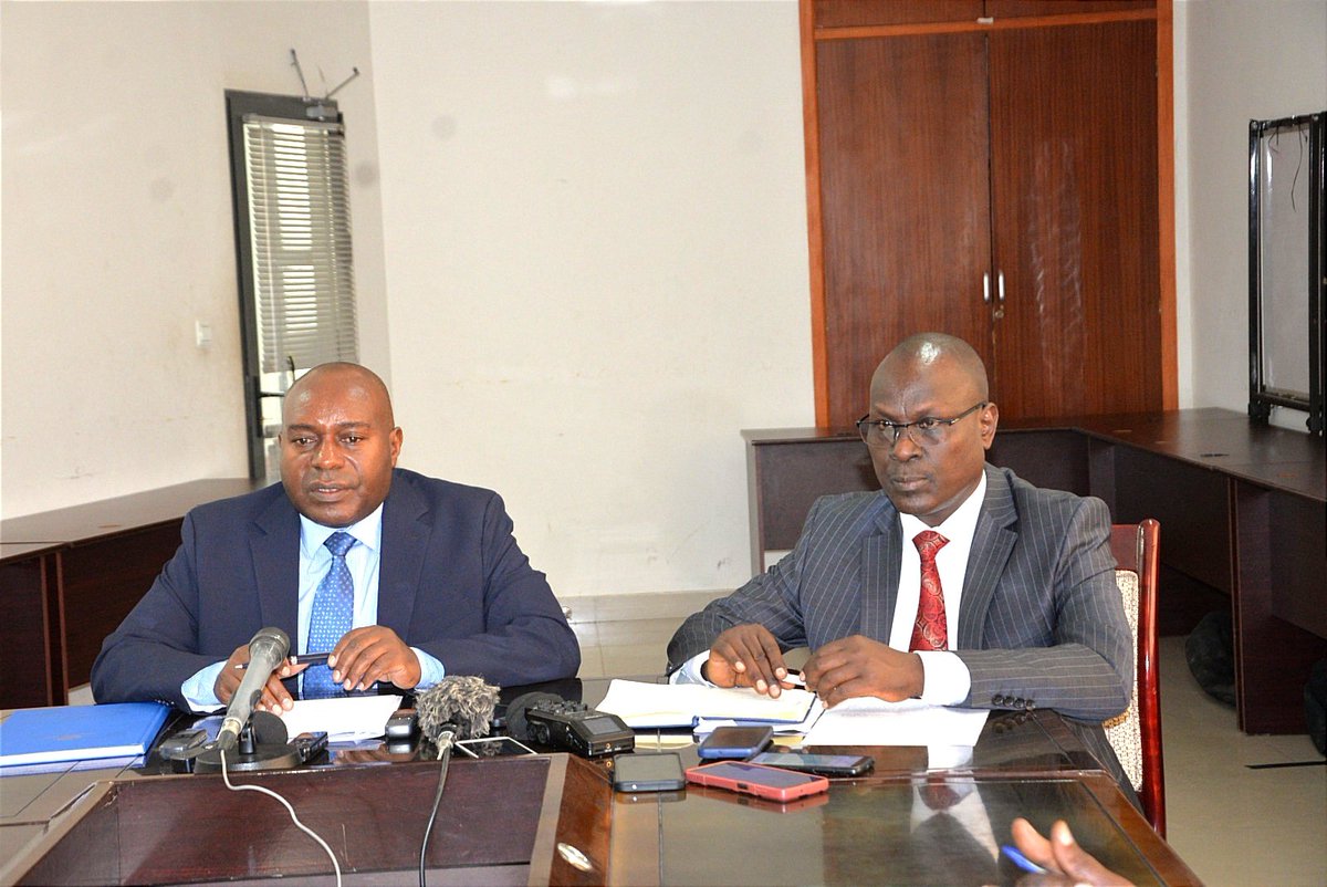 LeRenouveauBdi's tweet photo. Le secrétaire général de l'@ArcaBurundi, Joseph Butore et le président de l’#Assur (Association des assureurs du Burundi), Rénovat Gahungu ont co-animé, ce lundi 28/7/2025, une conférence de presse pour annoncer la tenue de la 4e édition de la semaine de l’assurance au #Burundi. https://t.co/fHlaDUlVpF