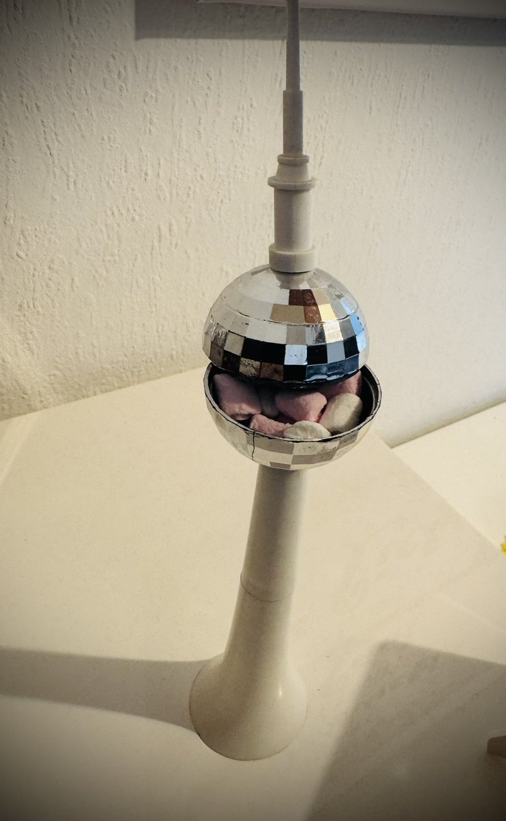 NatWinI's tweet image. Ich liebe meine Kinder 🤬😈
Die versteckten Mini-Marshmallows in meinem Fernsehturm.
Was für ne tolle Überraschung 😤