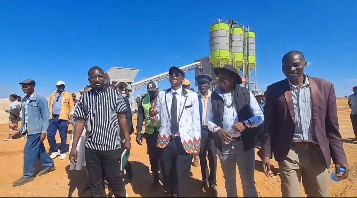 VulindlelaNdab2's tweet image. #Zimbabwe's rural industrialization agenda is taking shape!
A new cement plant under construction in #Hurungwe is set to drive dev in the area. This initiative will create jobs, stimulate local economies & boost infrastructure dev @zanupf_patriots @Mug2155 @zanupfbyoinfo
