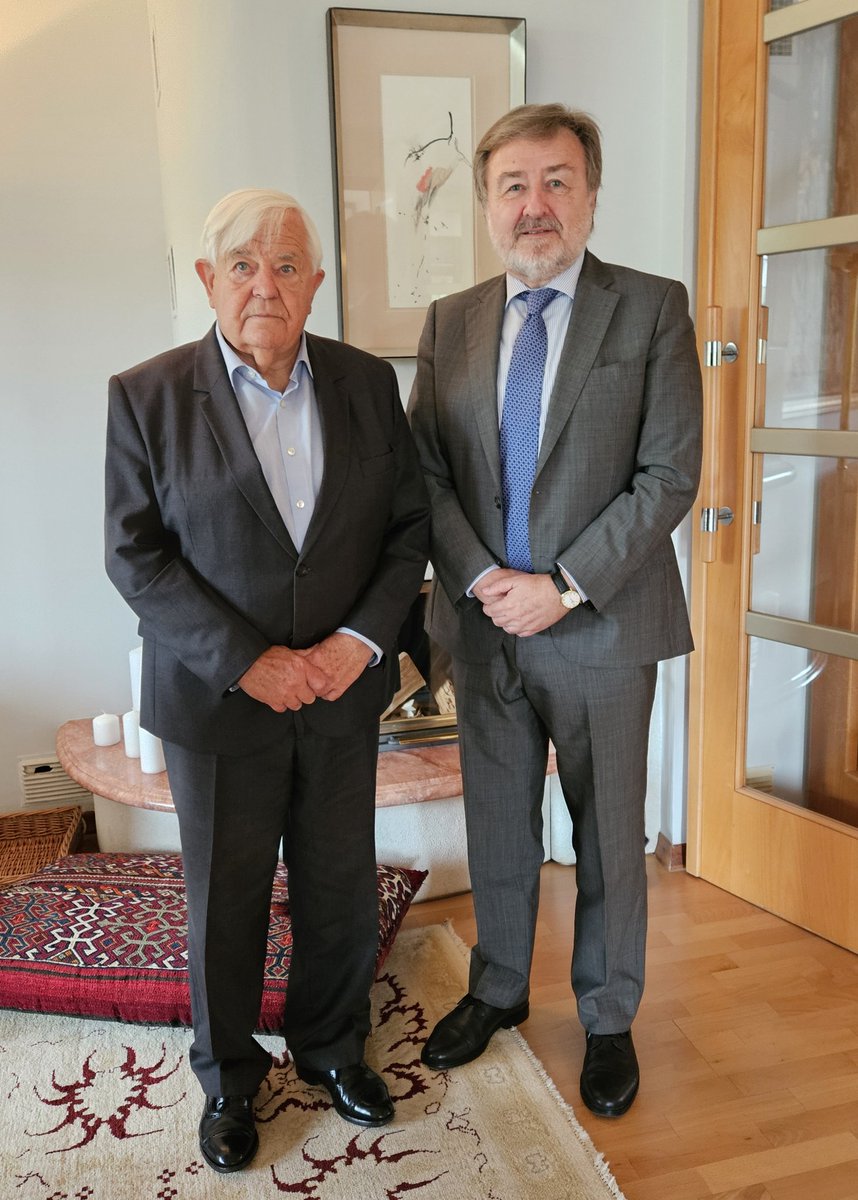El Embajador se reunió en su residencia con el ex Presidente Milan Kučan, una de las personalidades más respetadas en el debate político y social de Eslovenia.

Hvala, gospod predsednik Milan Kučan, za zanimivo razmišljanje o političnih in družbenih razmerah v Sloveniji.