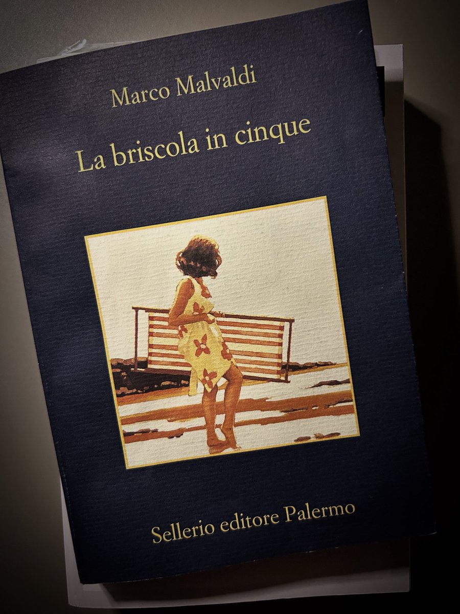 UggeriRoberto's tweet image. L’intrigo giallo è il pretesto per tracciare un divertente e divertito affresco della vita di provincia, benestante e benpensante. Una provincia stretta attorno al bar di paese, dove il sorriso sornione si fa beffe di tutto e tutti.
@sellerioeditore