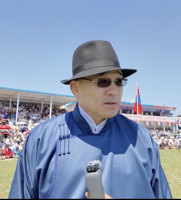 Соёлт нийгэмд хууль зөрчиж хулгай хийсэн бол ял шийтгэл оноож хариуцлага хүлээлгэдэг бол.. Монголд хулгайлсан  мөнгөөрөө найр наадам ивээн тэтгэж амьтан хүнд шагнал гардуулж улам улам алдарших жишээтэй..