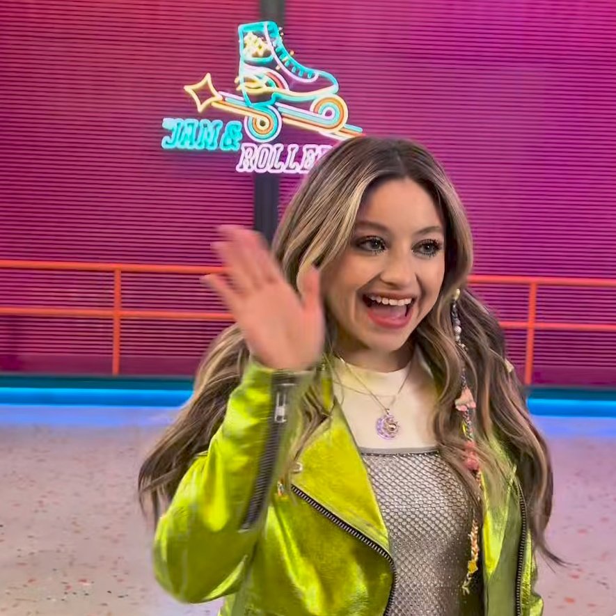 acervokarols's tweet image. Estamos oficialmente no final das gravações de Soy Luna 4, essa é a última semana. 🌙✨️💛🩷