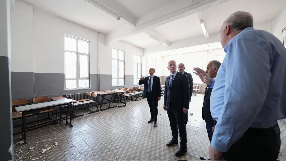 TC_istanbul's tweet image. Valimiz Davut Gül, güçlendirme – restorasyon çalışmalarına başlanılacak olan Sultanahmet Suphi Paşa Mesleki ve Teknik Anadolu Lisesi&apos;nde incelemelerde bulunarak yürütülen çalışmalar hakkında bilgi aldı. 

@gul_davut

#Fatih