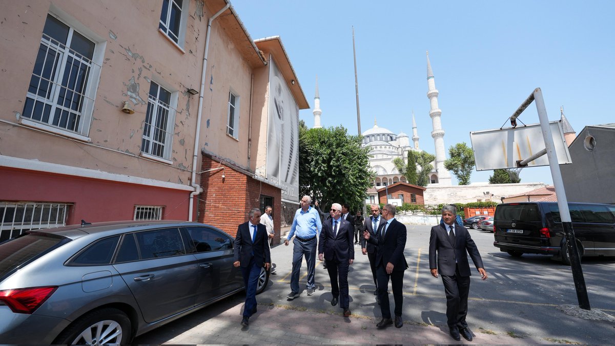 TC_istanbul's tweet image. Valimiz Davut Gül, güçlendirme – restorasyon çalışmalarına başlanılacak olan Sultanahmet Suphi Paşa Mesleki ve Teknik Anadolu Lisesi&apos;nde incelemelerde bulunarak yürütülen çalışmalar hakkında bilgi aldı. 

@gul_davut

#Fatih