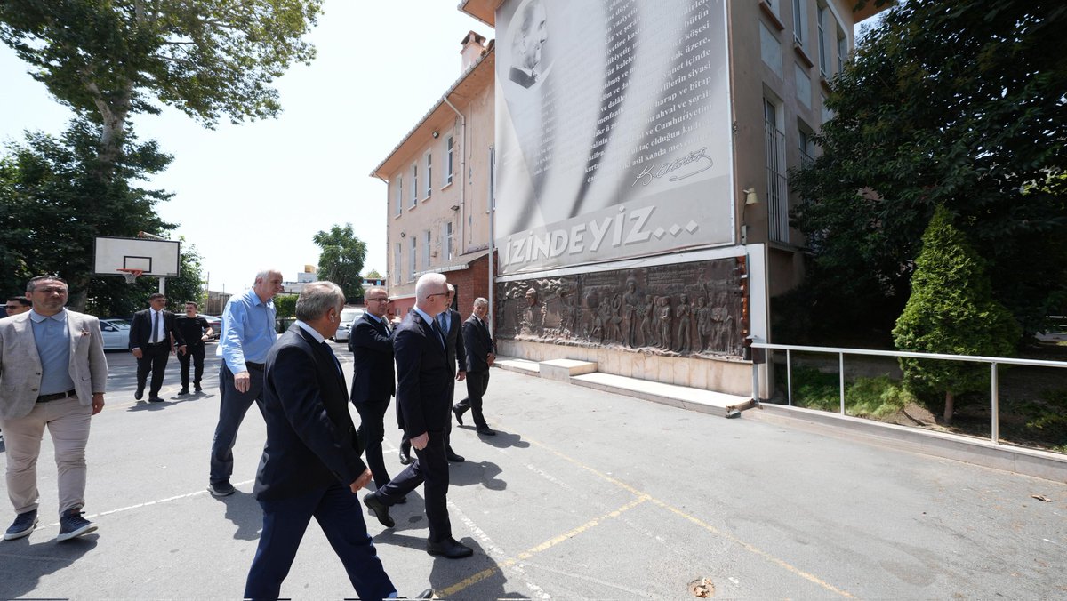 TC_istanbul's tweet image. Valimiz Davut Gül, güçlendirme – restorasyon çalışmalarına başlanılacak olan Sultanahmet Suphi Paşa Mesleki ve Teknik Anadolu Lisesi&apos;nde incelemelerde bulunarak yürütülen çalışmalar hakkında bilgi aldı. 

@gul_davut

#Fatih
