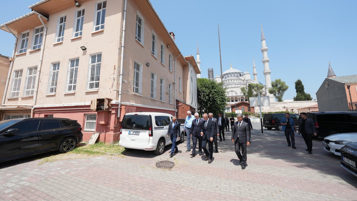 TC_istanbul's tweet image. Valimiz Davut Gül, güçlendirme – restorasyon çalışmalarına başlanılacak olan Sultanahmet Suphi Paşa Mesleki ve Teknik Anadolu Lisesi&apos;nde incelemelerde bulunarak yürütülen çalışmalar hakkında bilgi aldı. 

@gul_davut

#Fatih