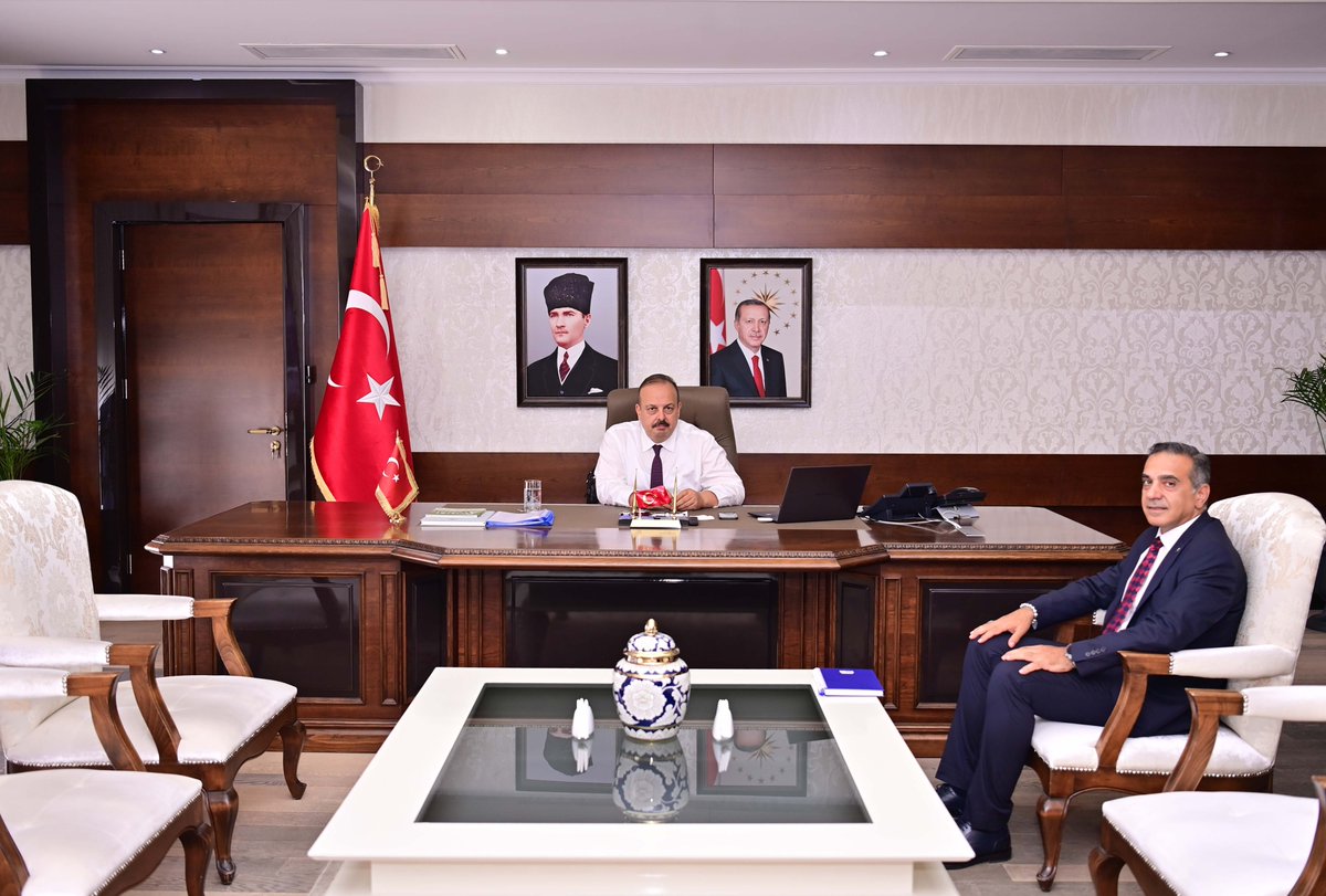 T.C. Aydın Valiliği (@aydinvaliligi) on Twitter photo Aydın İl Tarım ve Orman Müdürlüğüne atanan Ayhan Temiz,
Vali <a href="/YakupCanbolat/">Yakup CANBOLAT</a>'ı makamında ziyaret etti. Aydın İl Tarım ve Orman Müdürlüğüne atanan Ayhan Temiz,
Vali <a href="/YakupCanbolat/">Yakup CANBOLAT</a>'ı makamında ziyaret etti.