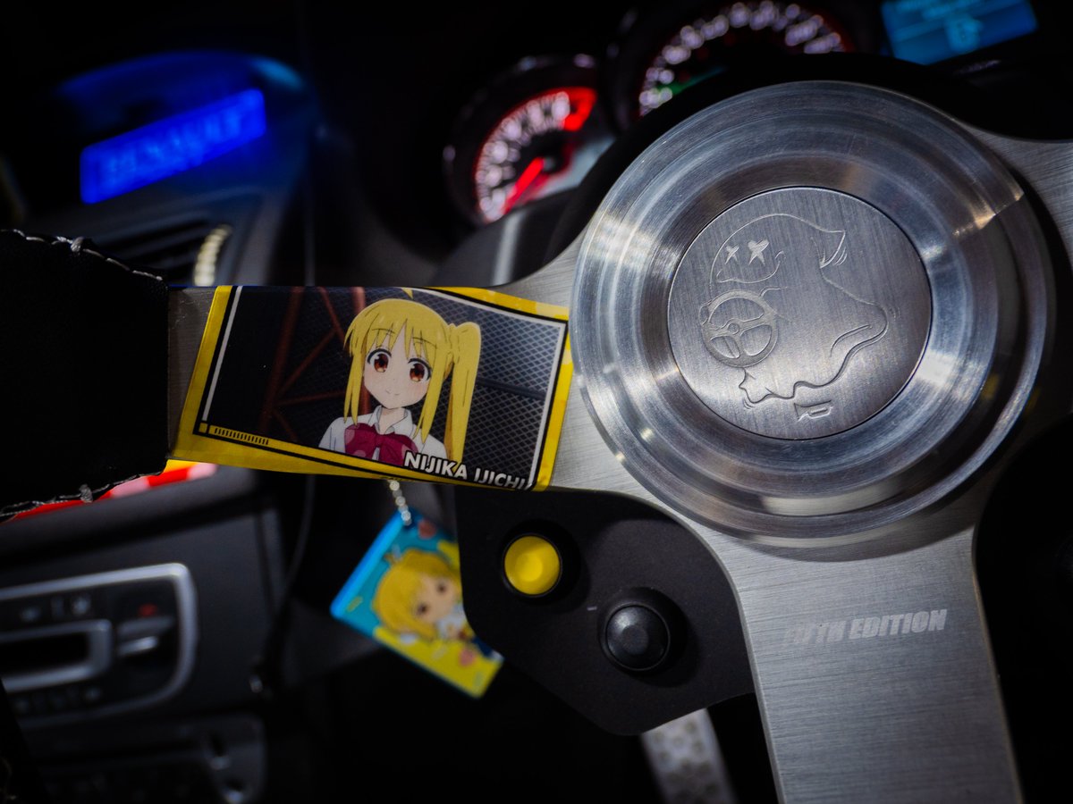 PeN10Ra's tweet photo. 虹夏ちゃんrespect customの完成！
インテリアパネルはリボンの柄をモチーフに
ステアリング：#GHOSTEXPOD
スイッチパネル：#VOLANTECH

ステアリングのステッチはどうしても黄色にしたかったので一部塗っちゃいました、すんません
あと、お化けめちゃかわいい
#ぼっち·ざ·ろっく https://t.co/ksLRVyYCJ8