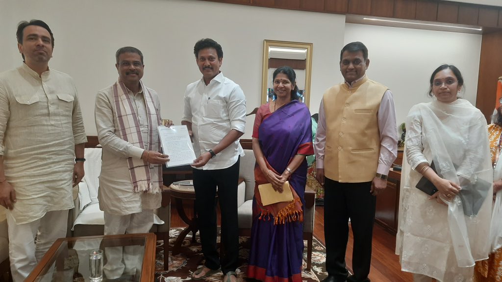 Delightful meeting with Hon’ble Minister for School Education, Govt. of Tamil Nadu, Shri <a href="/Anbil_Mahesh/">Anbil Mahesh</a> ji. 

Fruitful discussions on several key aspects of school education. My colleague in the Union Cabinet Shri <a href="/jayantrld/">Jayant Singh</a> ji and Hon’ble MP Smt. <a href="/KanimozhiDMK/">Kanimozhi (கனிமொழி)</a> ji were also