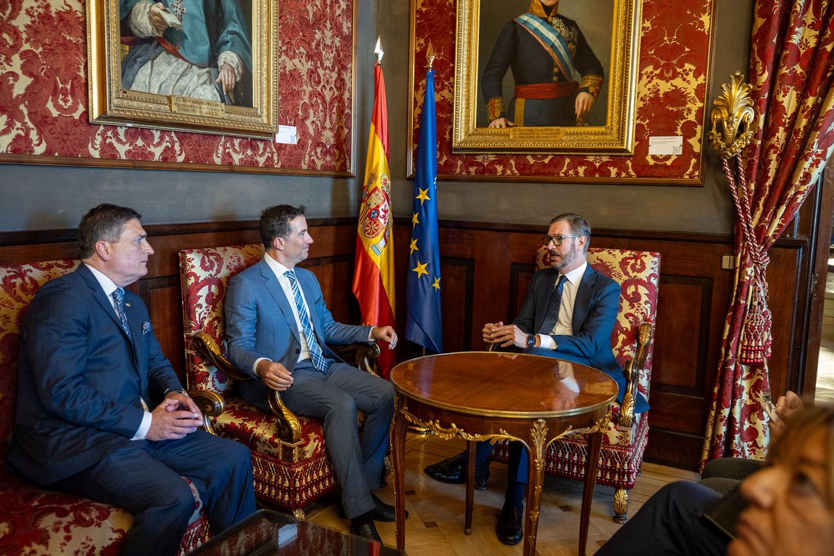 Senado de España (@senadoesp) on Twitter photo 🏛️ El vicepresidente primero de la Cámara Alta, <a href="/JavierMaroto/">Javier Maroto</a>, ha recibido esta mañana en el Senado al presidente del Consejo de los Estados de Suiza, <a href="/AndreaCaroniAR/">Andrea Caroni</a>, y al embajador, <a href="/embsuizaespana/">Embajador de Suiza en España</a>
📷 Imágenes: instagram.com/p/DMpsBOHMm_p/…
📰 Noticia: senado.es/web/actividadp… 🏛️ El vicepresidente primero de la Cámara Alta, <a href="/JavierMaroto/">Javier Maroto</a>, ha recibido esta mañana en el Senado al presidente del Consejo de los Estados de Suiza, <a href="/AndreaCaroniAR/">Andrea Caroni</a>, y al embajador, <a href="/embsuizaespana/">Embajador de Suiza en España</a>
📷 Imágenes: instagram.com/p/DMpsBOHMm_p/…
📰 Noticia: senado.es/web/actividadp…